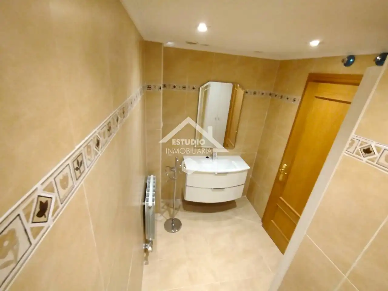 Badezimmer von Wohnung zum Verkauf in Oyón-Oion mit Heizung, Abstellraum und Balkon