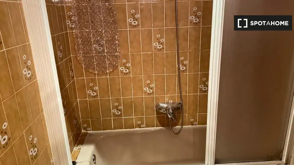 Badezimmer von Wohnung zur untervermieten in Bilbao  mit Klimaanlage, Heizung und Möbliert