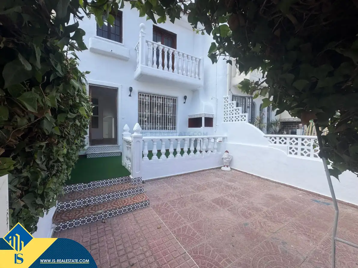 Vista exterior de Casa adosada en venda en Torrevieja amb Calefacció, Jardí privat i Terrassa