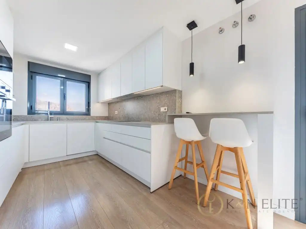 Cocina de Ático de alquiler en Benidorm con Aire acondicionado, Jardín privado y Piscina