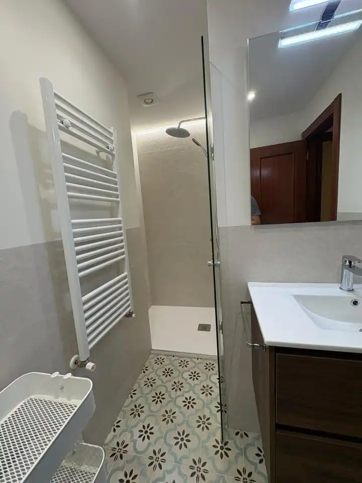 Baño de Piso de alquiler en Santander con Amueblado