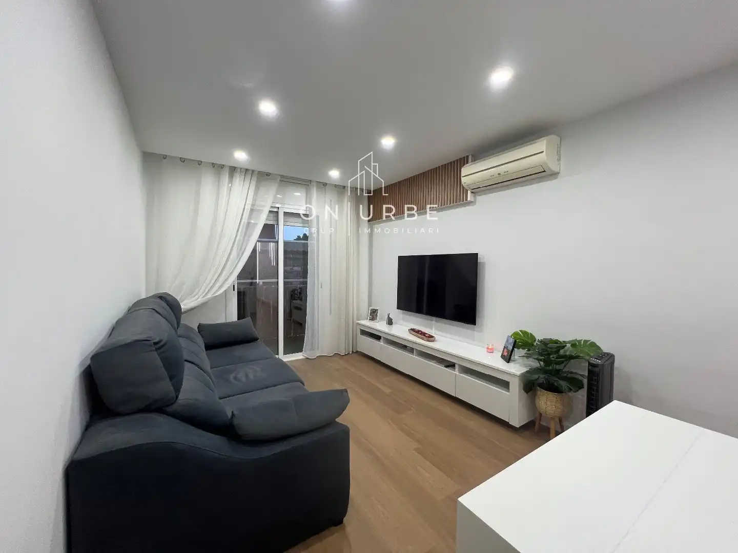 Sala d'estar de Pis en venda en La Llagosta amb Aire condicionat, Terrassa i Moblat