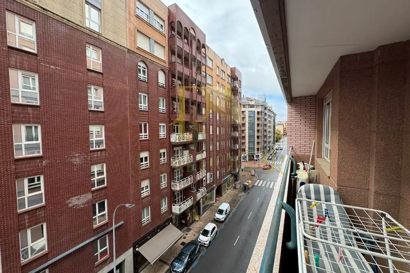 Vista exterior de Pis en venda en León Capital  amb Terrassa, Traster i Moblat