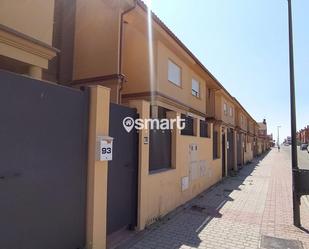 Exterior view of Single-family semi-detached for sale in Parla  with Terrace and Swimming Pool