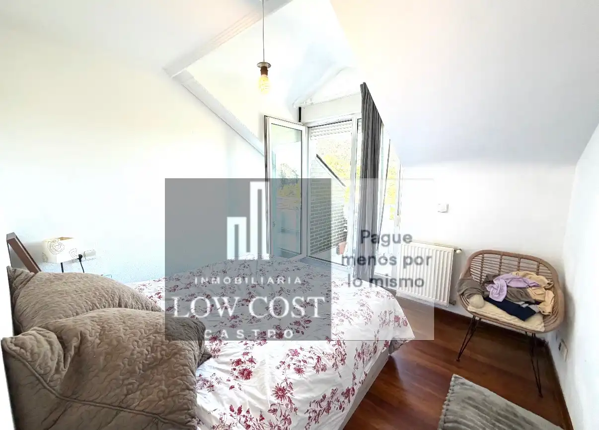 Habitación de Ático en venta en Castro-Urdiales con Calefacción, Terraza y Balcón