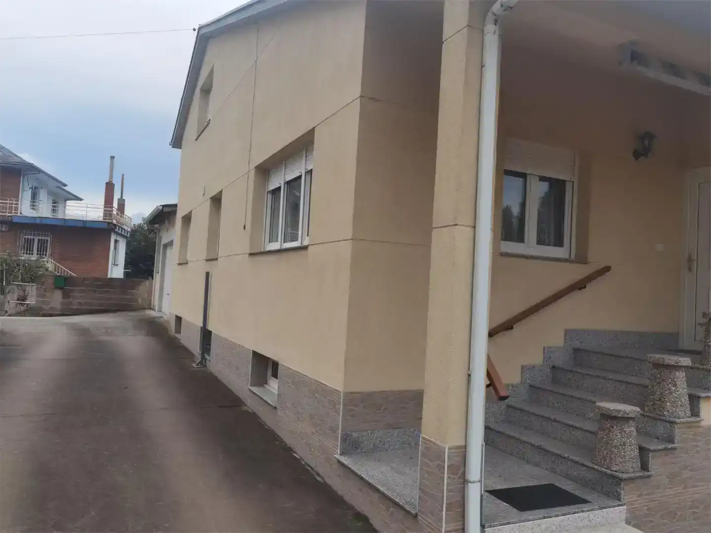 Vista exterior de Casa o xalet en venda en Ponferrada amb Jardí privat i Moblat