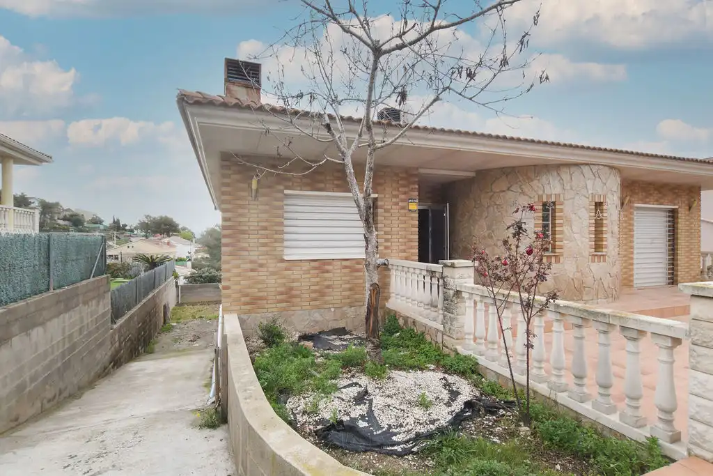 Chalet con piscina en venta en C/ Alacant