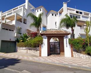 Vista exterior de Apartament en venda en Mijas amb Jardí privat, Terrassa i Piscina comunitària