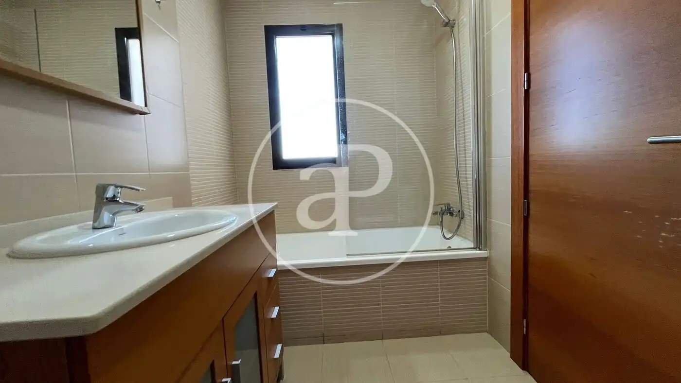 Baño de Piso de alquiler en Elche / Elx con Aire acondicionado, Calefacción y Jardín privado