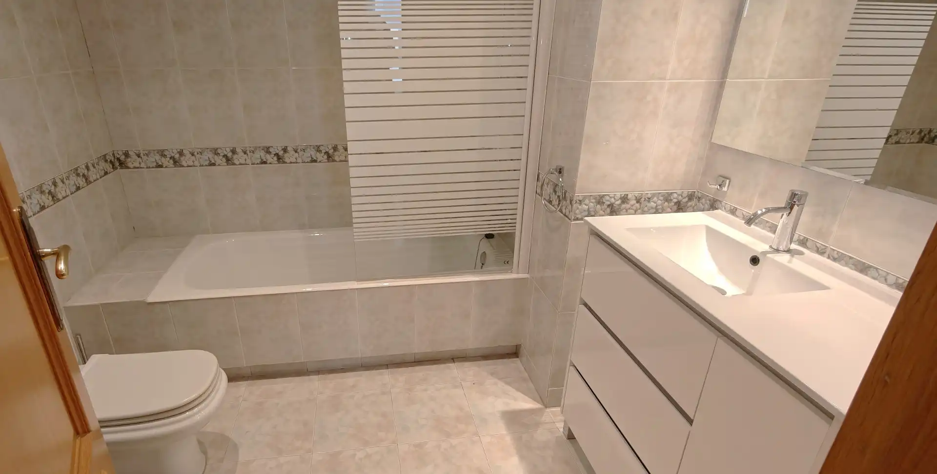 Bathroom of Attic for rent in Zaragoza  with Air Conditioner, Heating and Parquet flooring