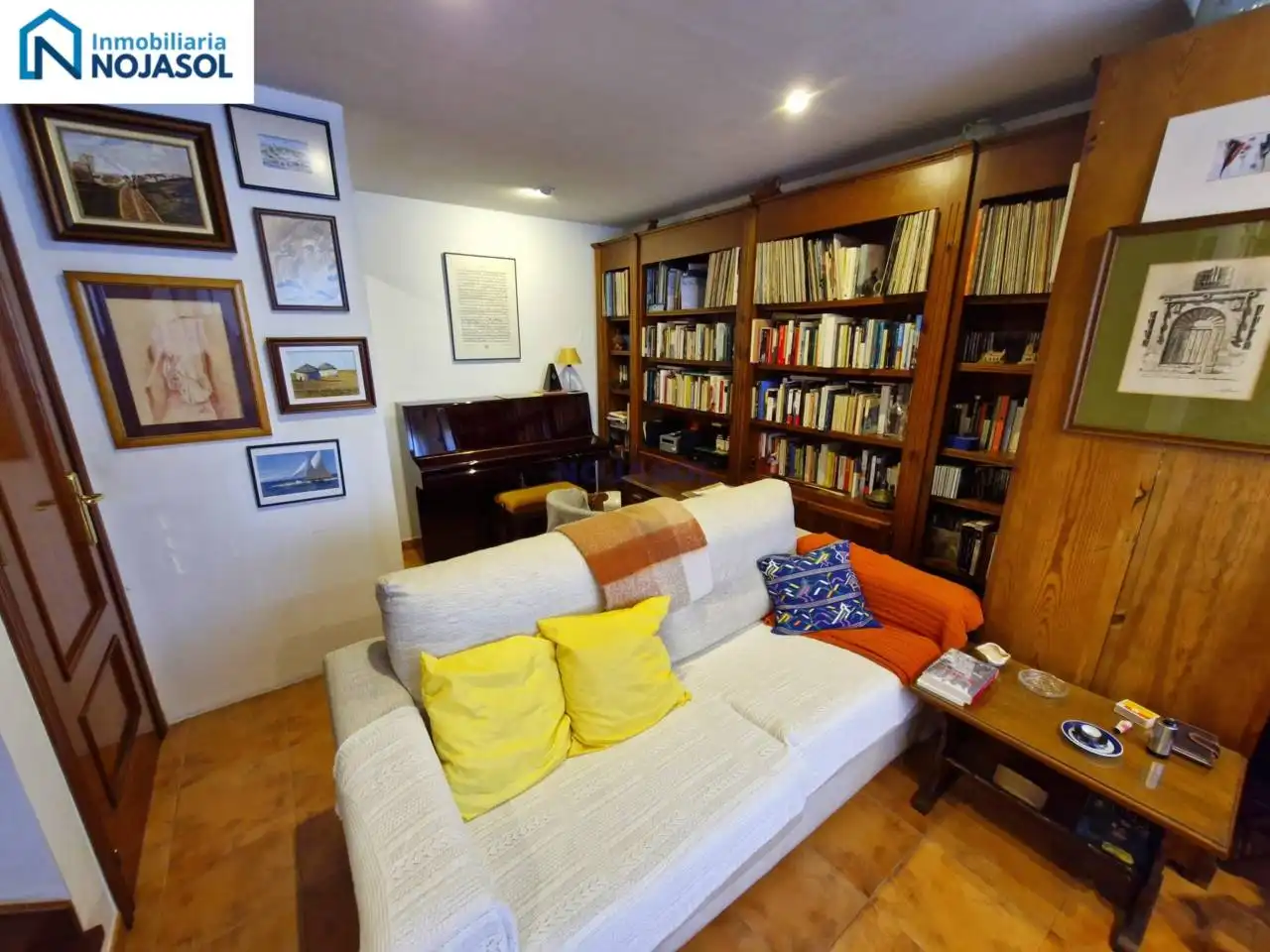 Sala d'estar de Casa adosada en venda en Escalante amb Calefacció, Jardí privat i Parquet