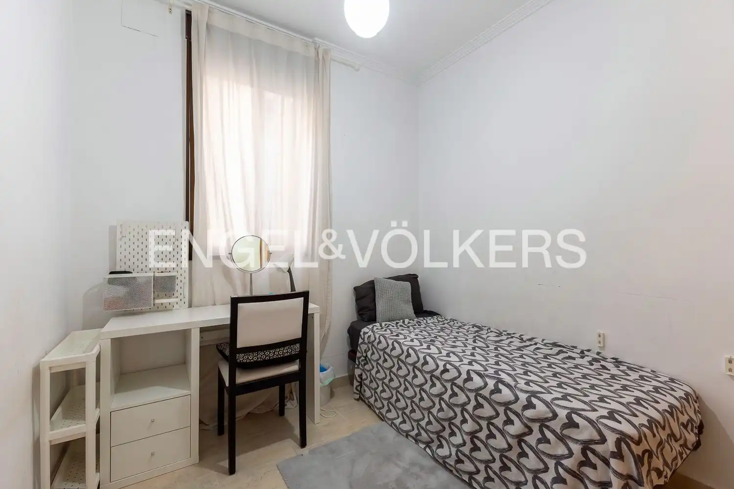 Schlafzimmer von Wohnung zur Miete in Valencia mit Klimaanlage, Heizung und Möbliert