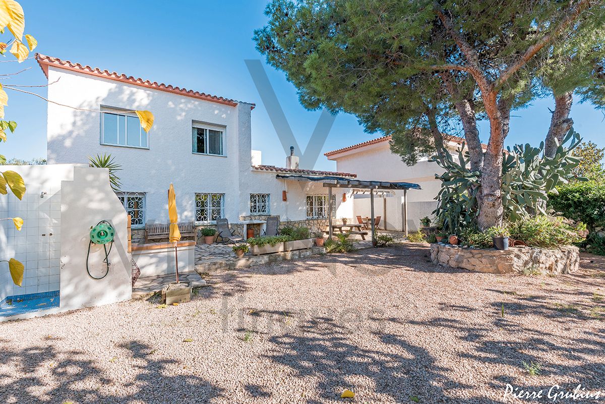 Vista exterior de Casa o xalet en venda en Mont-roig del Camp amb Aire condicionat, Calefacció i Jardí privat