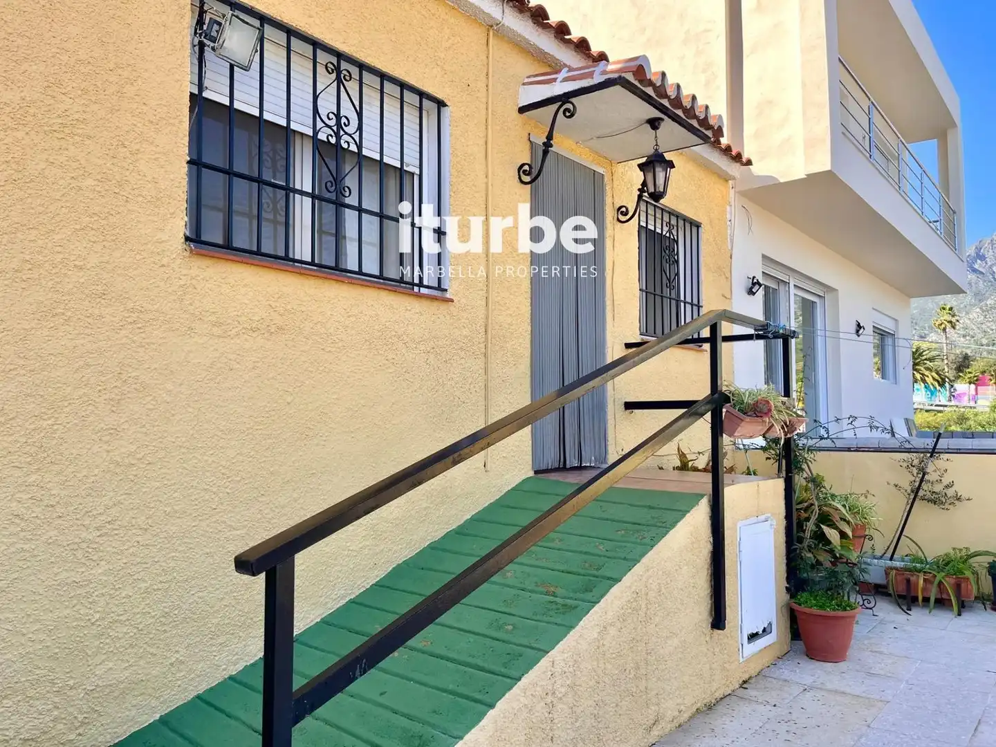 Vista exterior de Casa adosada en venta en Marbella con Aire acondicionado, Terraza y Horno