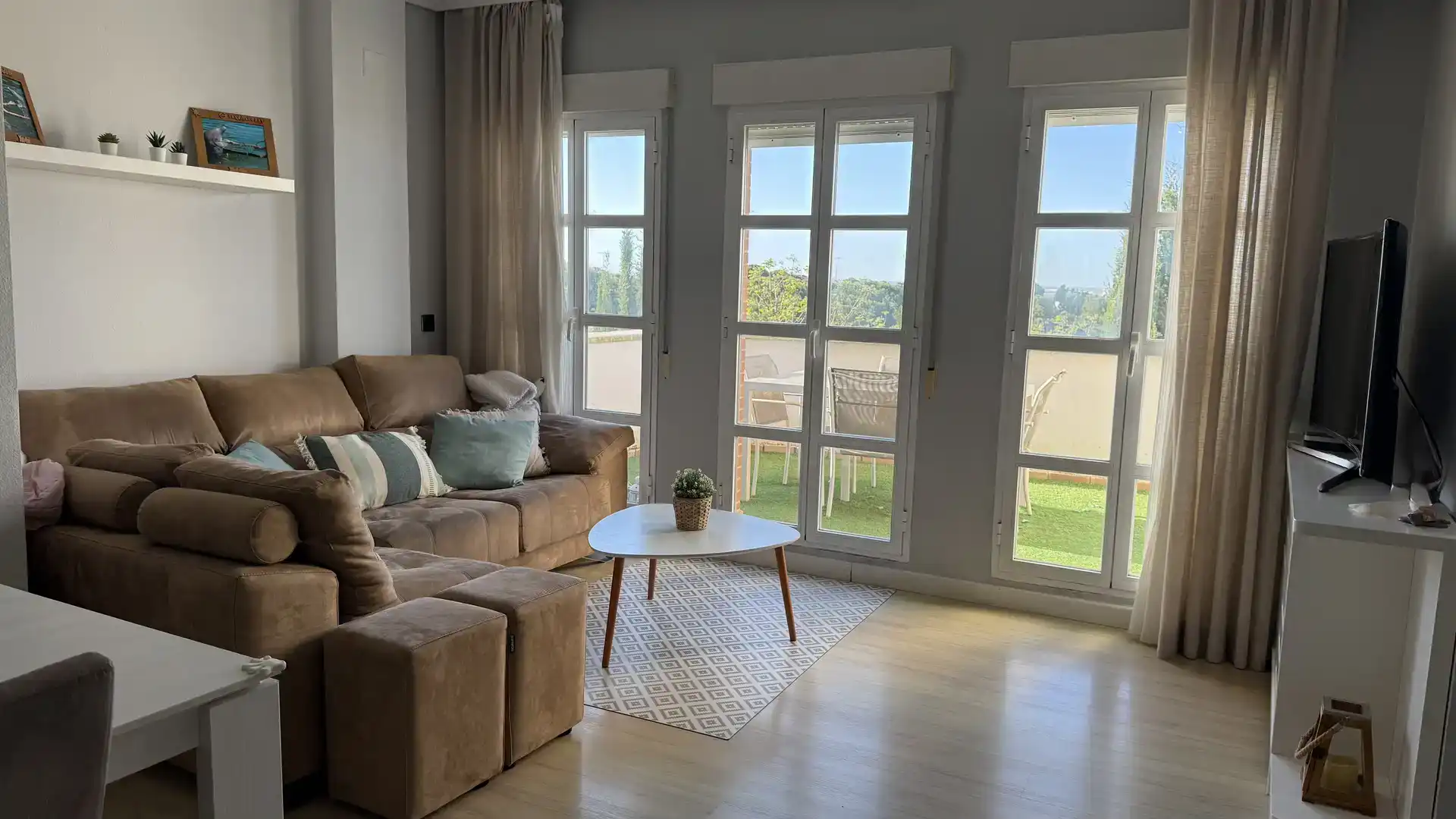 Wohnzimmer von Wohnung zur Miete in Badajoz mit Klimaanlage, Privatgarten und Parkett