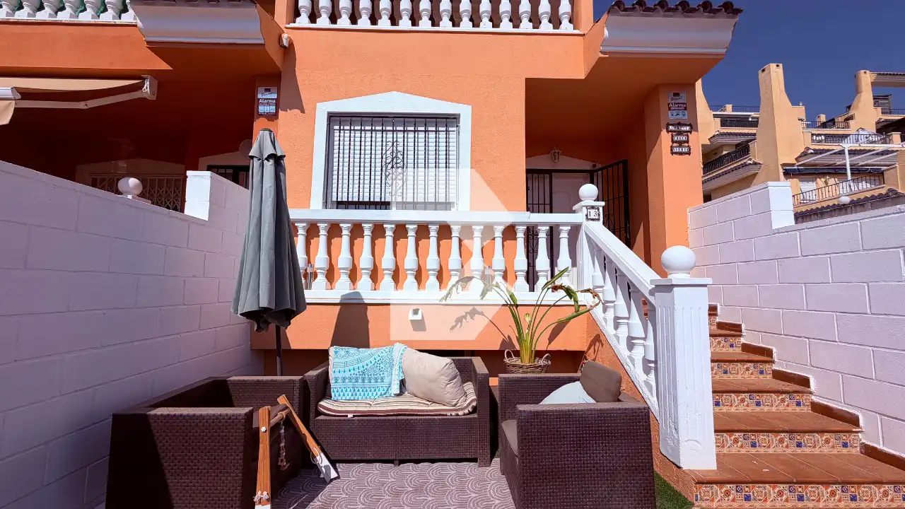 Terrasse von Einfamilien-Reihenhaus zum Verkauf in Mutxamel mit Klimaanlage, Heizung und Terrasse