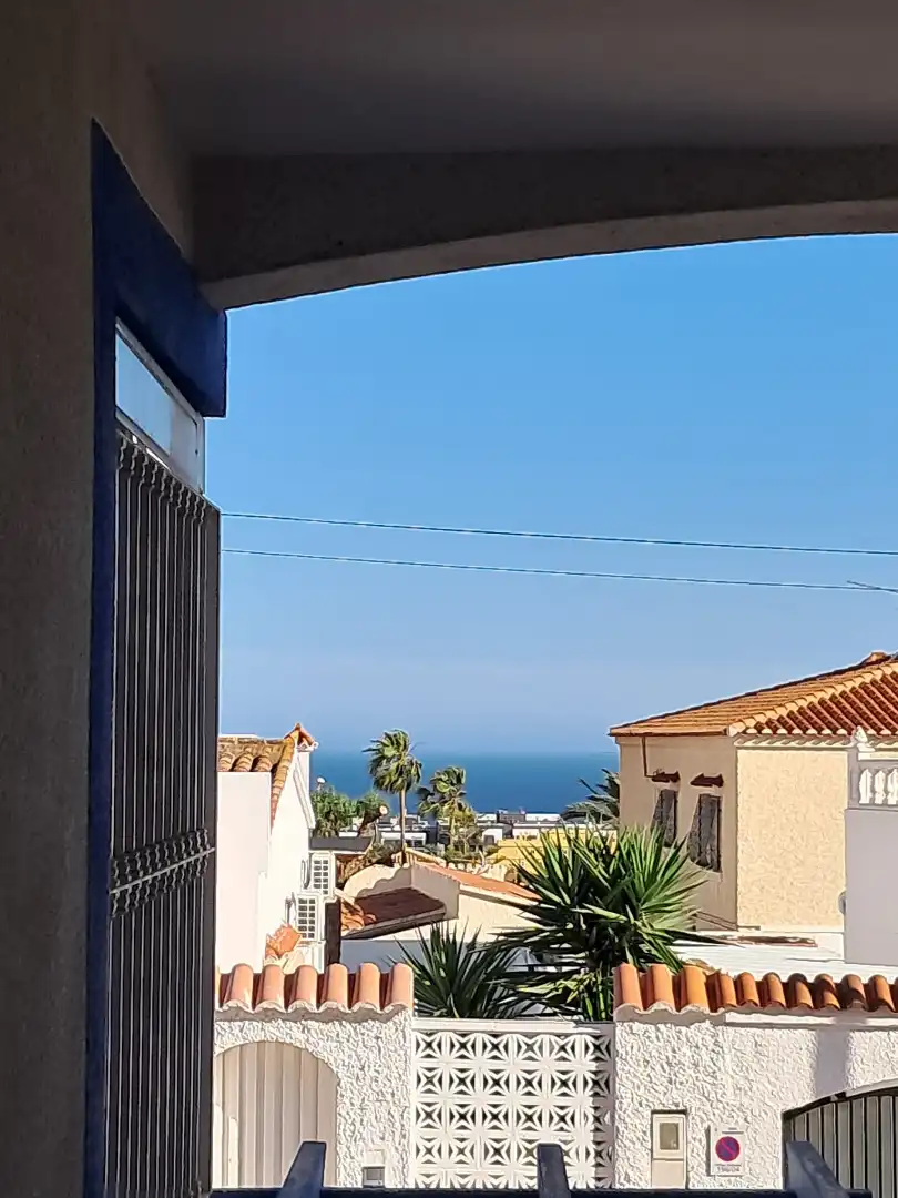 Vista exterior de Casa adosada en venda en Roquetas de Mar amb Terrassa i Piscina comunitària
