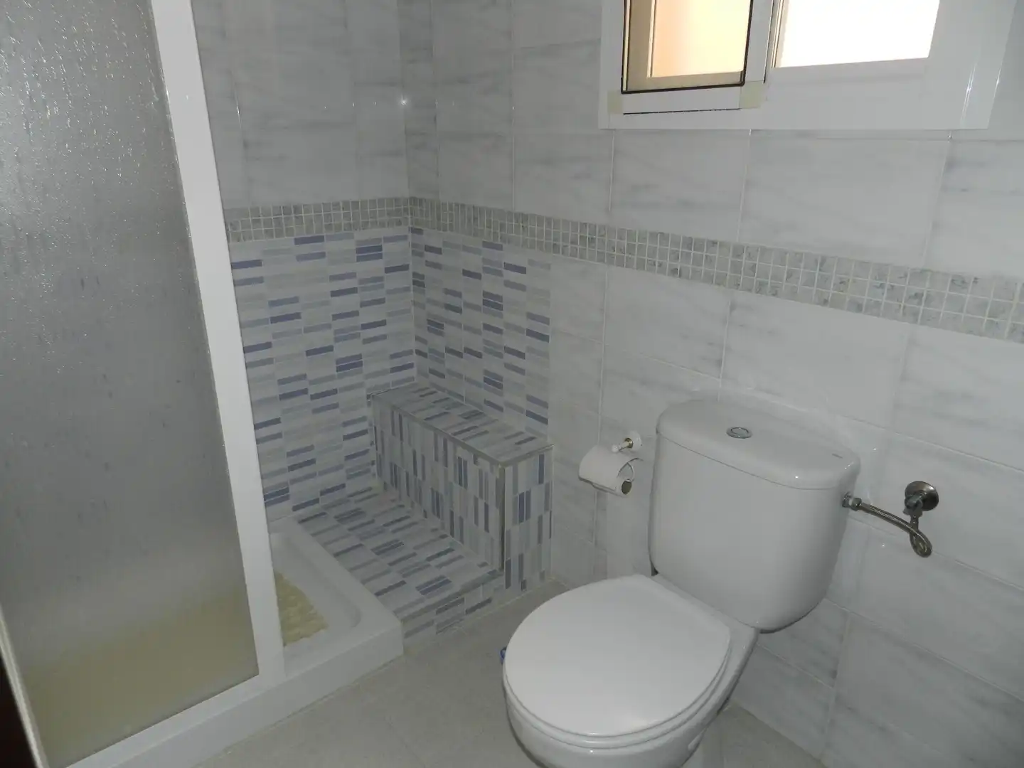 Bathroom of Flat for rent in Linares  with Air Conditioner, Heating and Furnished