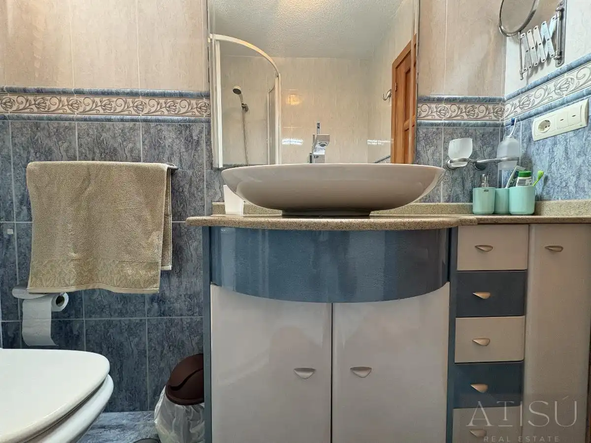 Badezimmer von Einfamilien-Reihenhaus zur Miete in El Campello mit Klimaanlage, Heizung und Abstellraum