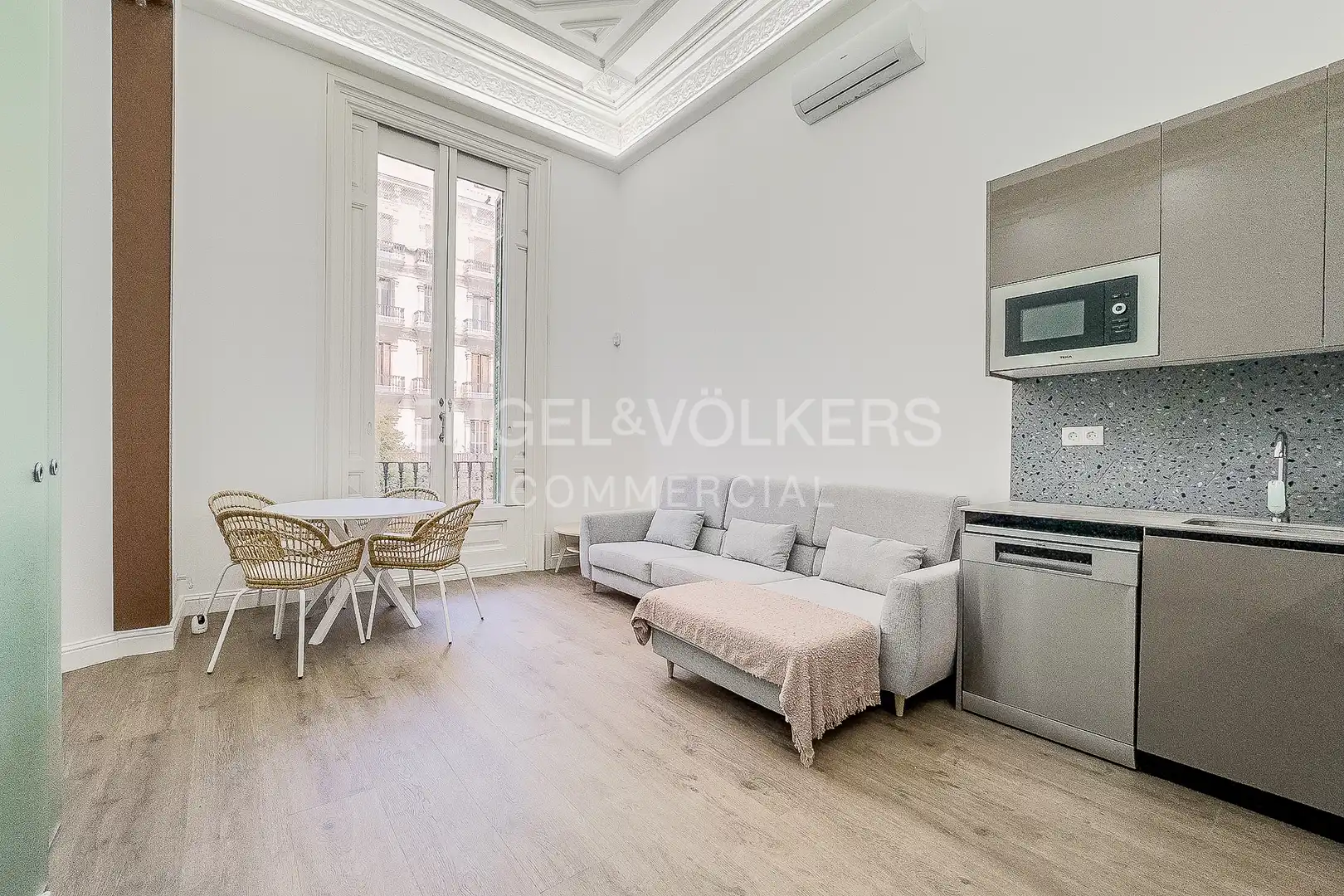 Piso con terraza en alquiler en Eixample