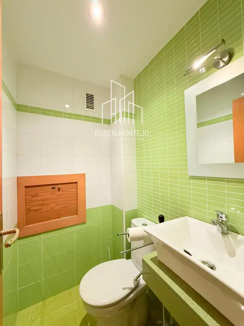 Baño de Piso de alquiler en Salamanca con Calefacción, Terraza y Horno