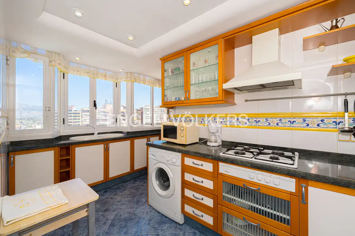 Cocina de Apartamento de alquiler en Benidorm con Terraza, Amueblado y Piscina comunitaria