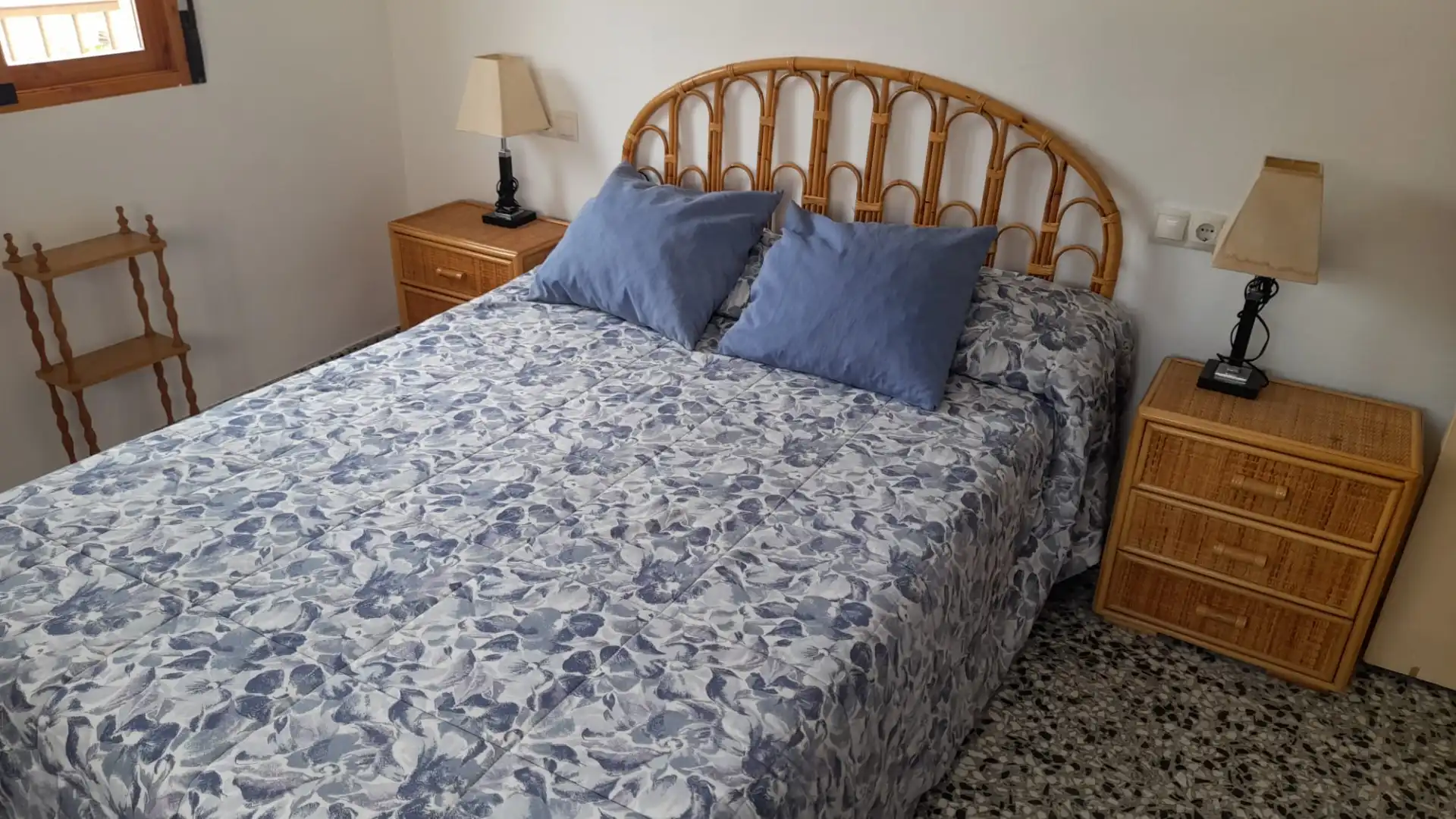 Schlafzimmer von Wohnung zum Verkauf in Torrenueva Costa mit Ofen, Waschmaschine und Balkon