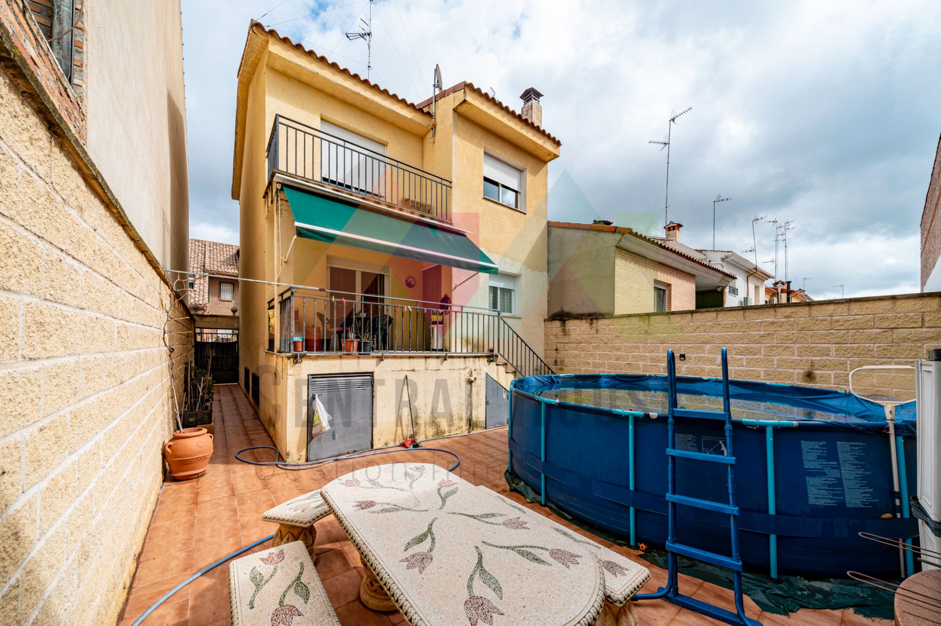 Vista exterior de Casa adosada en venda en Illescas amb Calefacció, Jardí privat i Terrassa