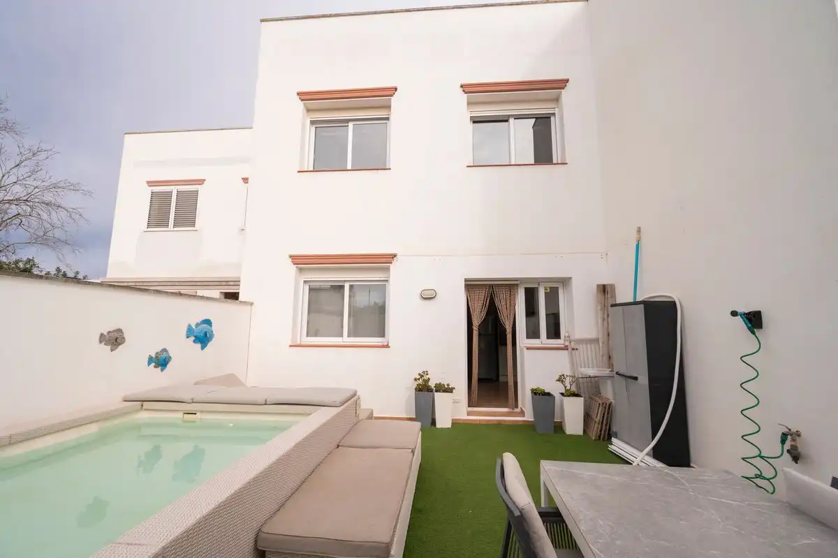 Vista exterior de Casa adosada en venta en Sant Antoni de Portmany con Aire acondicionado, Calefacción y Jardín privado