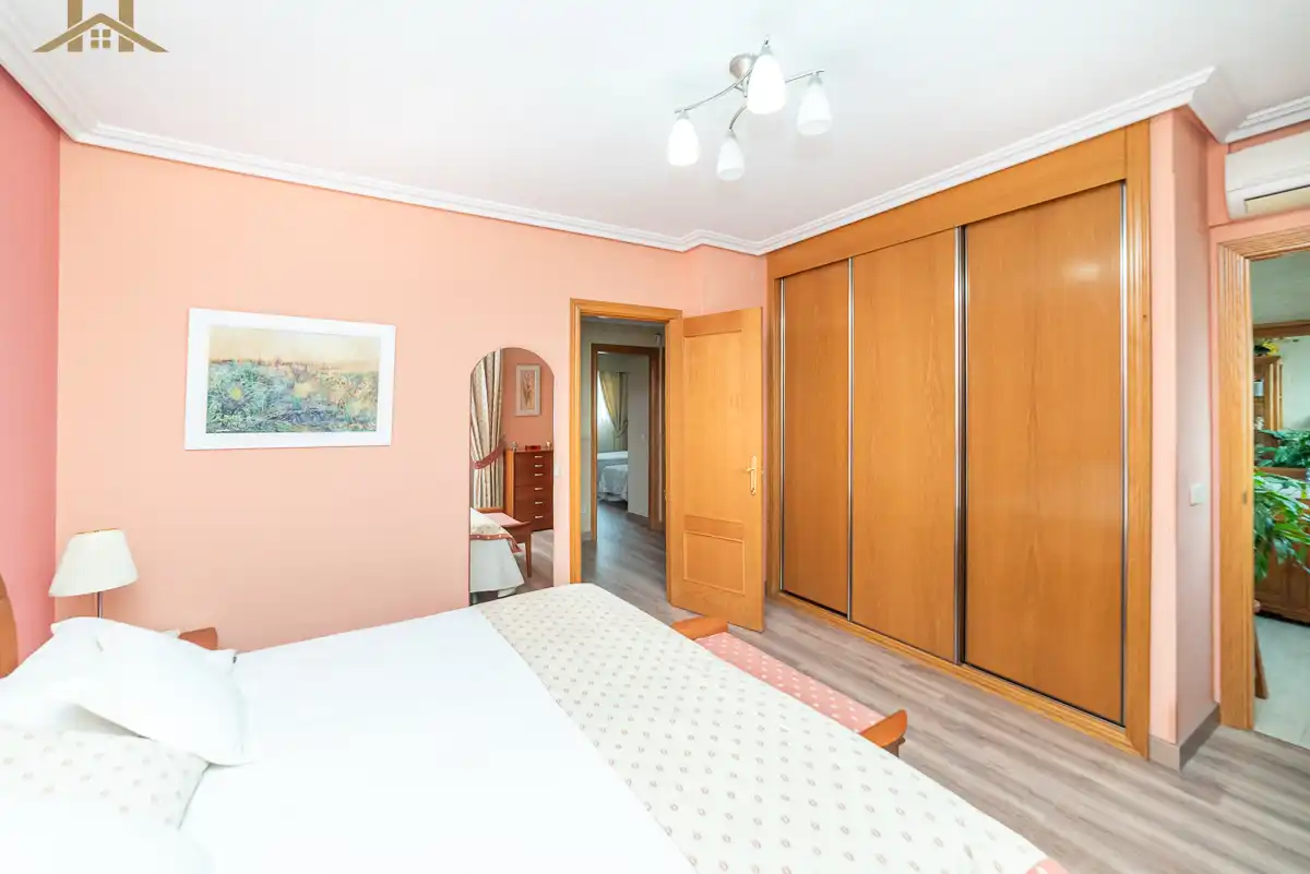 Habitación de Casa adosada en venta en Boadilla del Monte con Aire acondicionado, Calefacción y Jardín privado