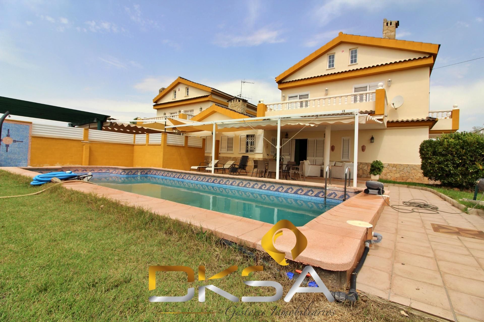 Vista exterior de Casa o xalet en venda en Castellón de la Plana / Castelló de la Plana amb Aire condicionat, Calefacció i Jardí privat