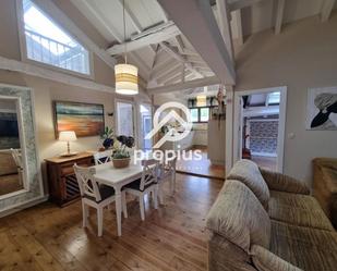 Wohnzimmer von Dachboden zum verkauf in Parres mit Heizung, Parkett und Möbliert