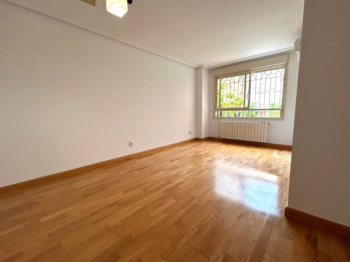 Bedroom of Flat for sale in Madrid  with Air Conditioner, Heating and Community pool