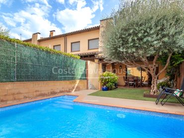 Adosado con balcón en venta en Carrer de la Llibertat