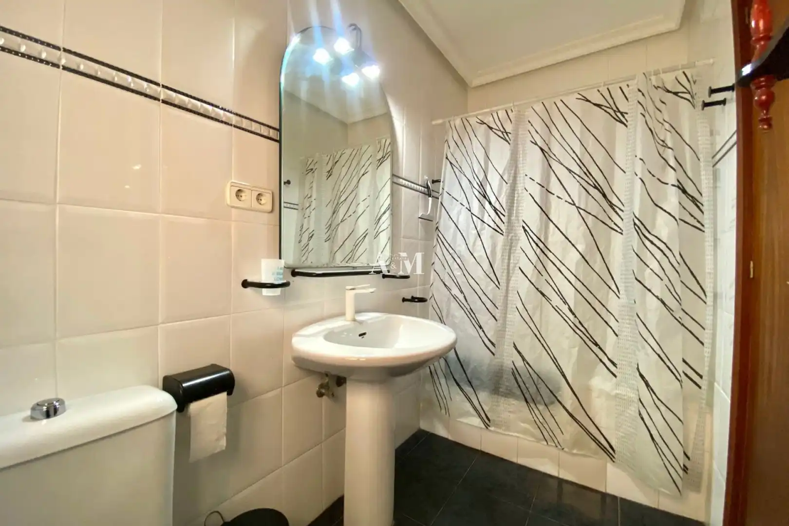 Bathroom of Apartments for rent in Torrevieja  with Terrace, Furnished and Oven