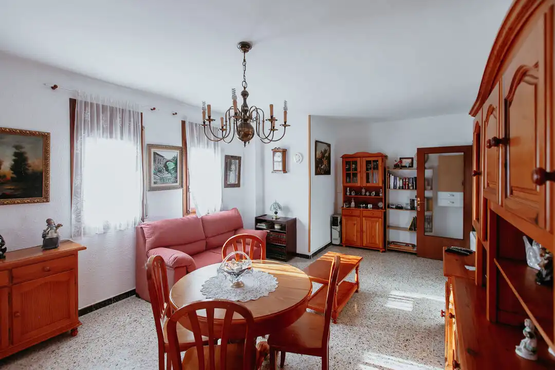 Sala d'estar de Casa o xalet en venda en Almuniente amb Calefacció, Terrassa i Moblat