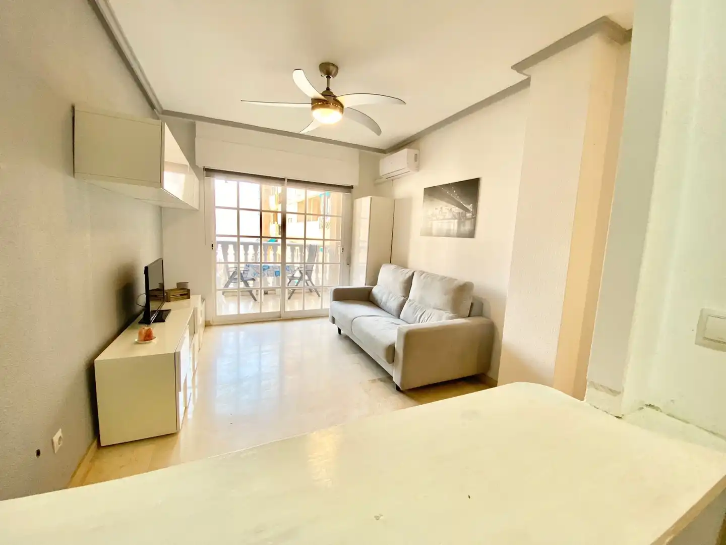 Sala de estar de Estudio de alquiler en Torrevieja con Aire acondicionado, Calefacción y Amueblado