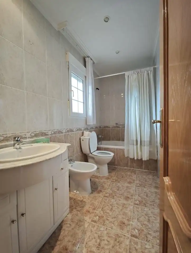 Baño de Casa adosada en venta en El Álamo con Aire acondicionado, Calefacción y Jardín privado