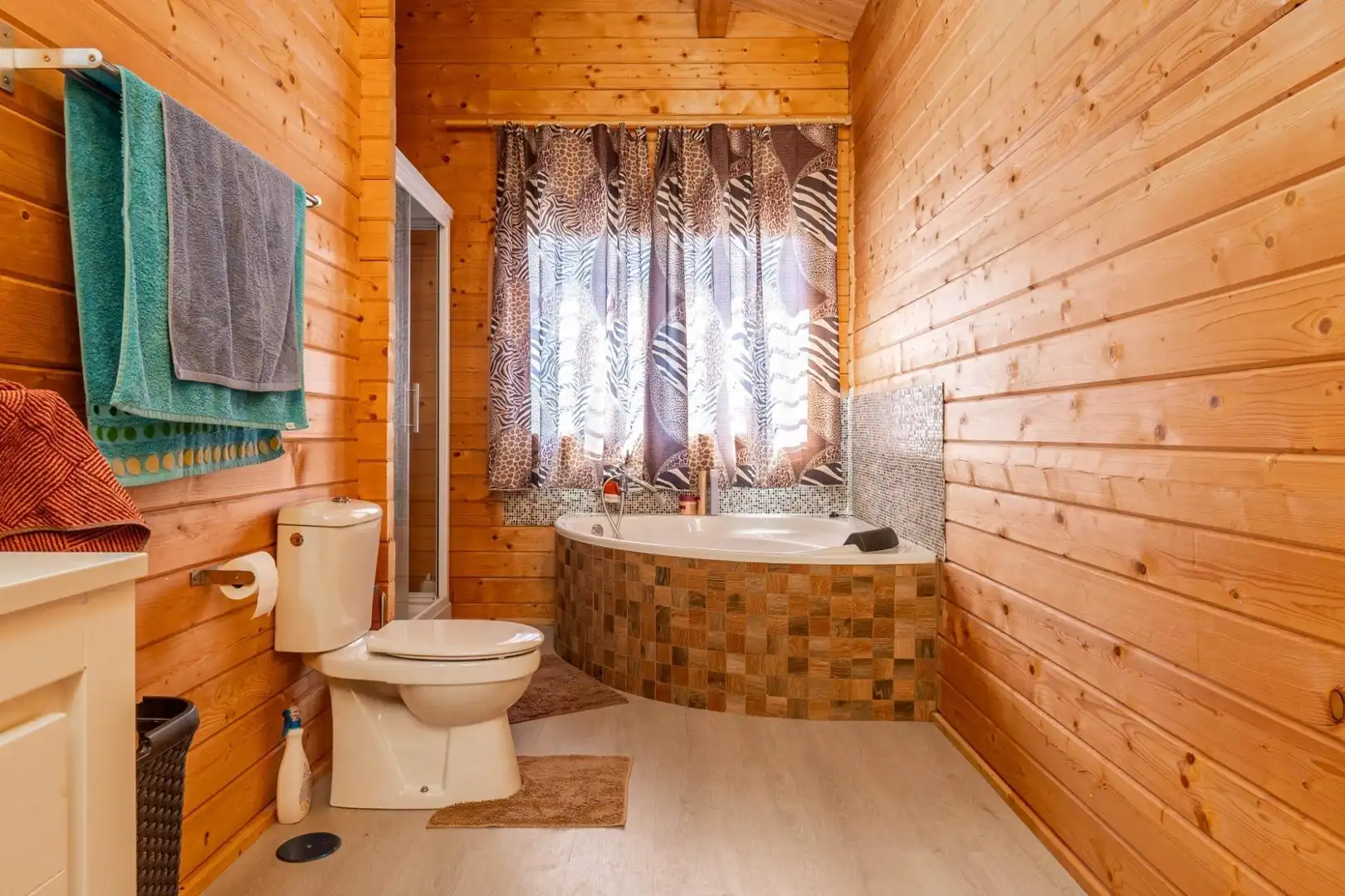 Bathroom of Houses for sale in Cúllar Vega  with Air Conditioner, Heating and Terrace