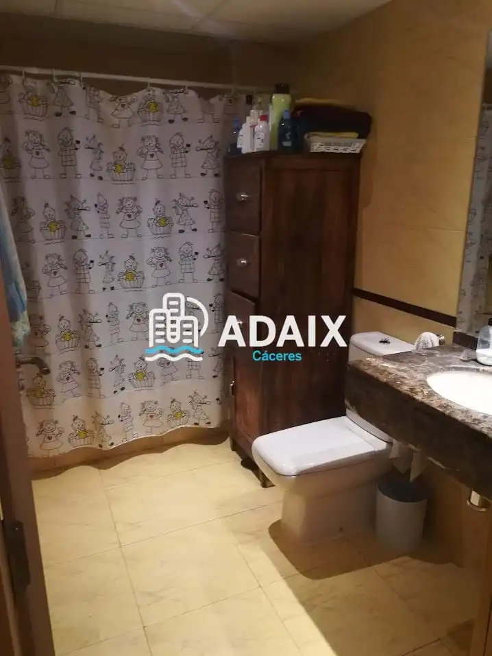 Bany de Pis en venda en Cáceres amb Traster i Piscina