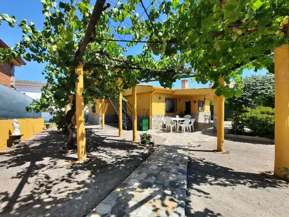 Vista exterior de Casa o chalet en venta en Escalona con Calefacción y Alarma