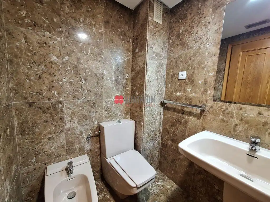 Baño de Piso de alquiler en Santiago de Compostela  con Balcón