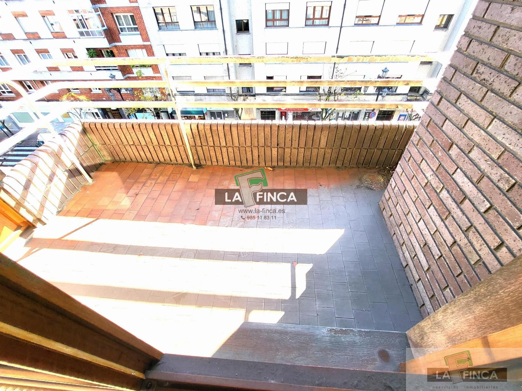 Terrassa de Pis en venda en Oviedo  amb Parquet i Terrassa