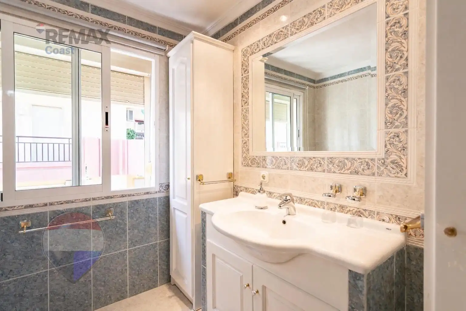 Bathroom of Flat for sale in Fuengirola  with Air Conditioner, Heating and Balcony
