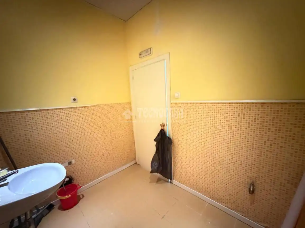 Bathroom of Commercial properties for rent in Sevilla