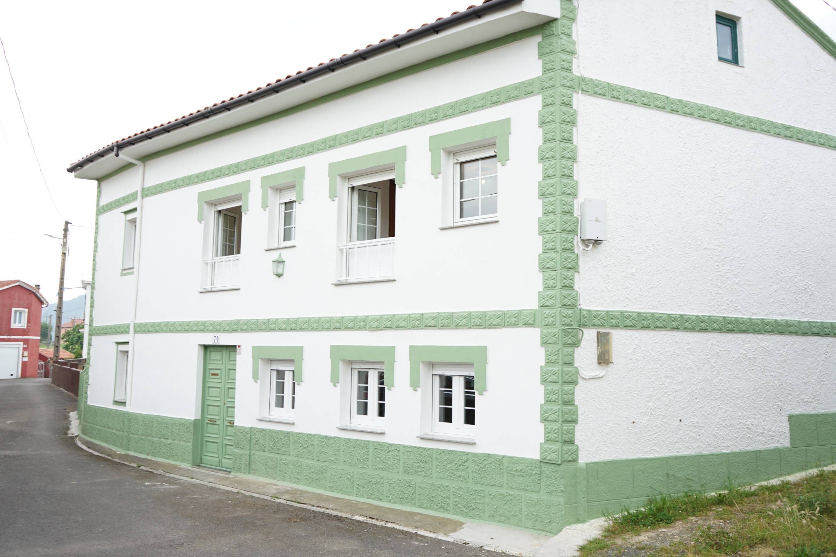 Vista exterior de Casa o xalet en venda en Pravia amb Calefacció, Jardí privat i Traster