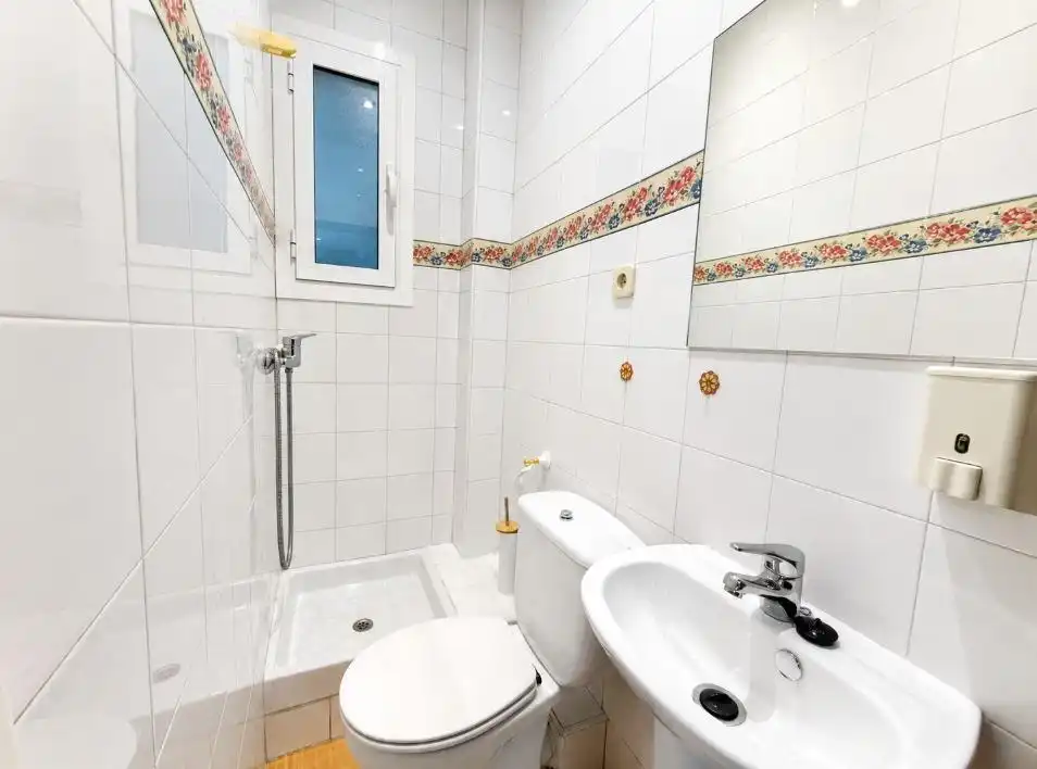 Badezimmer von Büro zur Miete in Madrid mit Klimaanlage