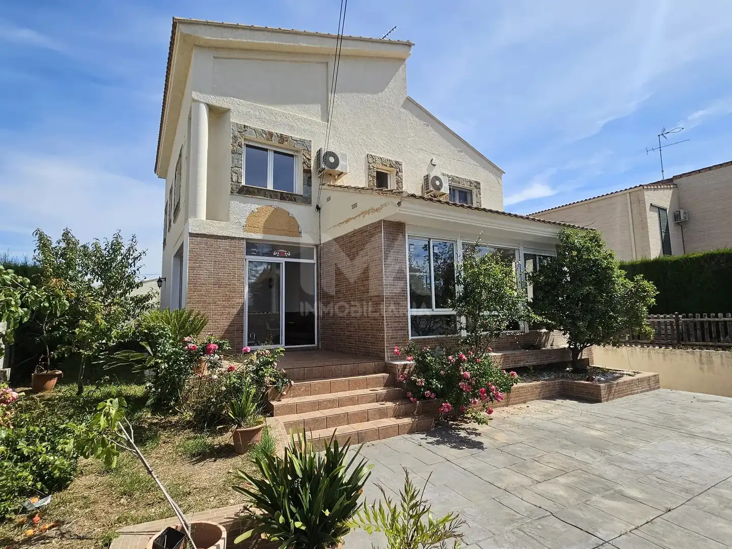 Vista exterior de Casa o xalet en venda en L'Eliana amb Aire condicionat, Calefacció i Jardí privat