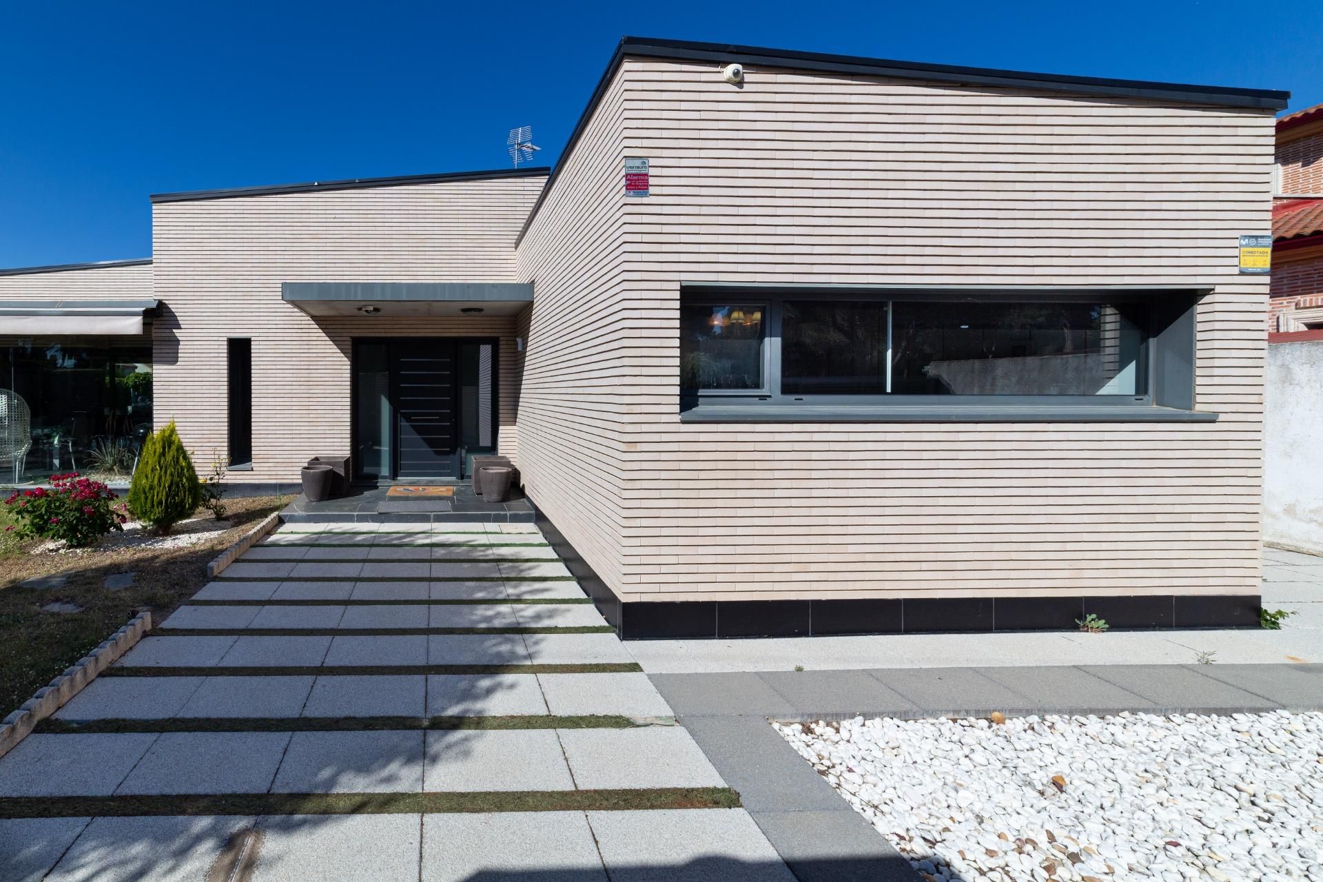 Exterior view of House or chalet for sale in Simancas  with Air Conditioner, Heating and Private garden