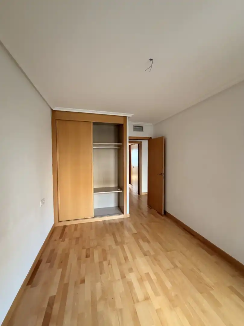 Habitación de Piso en venta en  Logroño con Calefacción, Parquet y Trastero